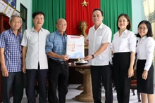 向同奈省老战士协会赠送2023癸卯年《人民报》春节特刊。