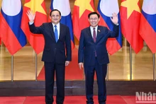 越南国会主席王廷惠与老挝政府总理宋赛·西潘敦。
