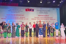 越南驻老挝大使阮伯雄向艺术家们送花祝贺。