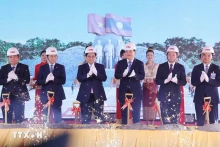 越南政府总理范明正和老挝总理宋赛·西潘敦共同出席老挝-越南友谊公园开工典礼。（图片来源：越通社）