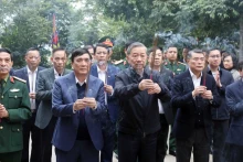 越共中央总书记苏林向各位雄王敬香。