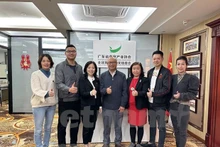 越南驻广州商务处处长阮唯富（中）与广东省燕窝产业协会代表合影。（图片来源：越南驻广州商务处）