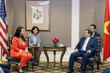 越南政府总理范明正会见了奥克兰市长盛涛女士。（图片来源：VGP）