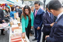 越南驻日本大使范光校参观石川县手工艺品摊位。