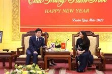 韩国国会议长金振杓造访宁平省。