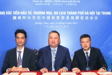 Vinamilk代表（左）与中国两家乳制品和农产品进口和分销的企业签署合作备忘录。