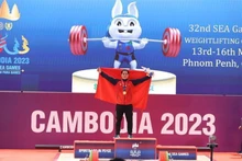 越南举重运动员阮国全赢得男子89公斤级冠军，打破运动会记录。