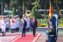 越南政府总理范明正和埃塞俄比亚总理阿比·艾哈迈德·阿里检阅越南人民军仪仗队。（图片来源：VGP）