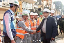 范明正总理视察呠-河内站城铁建设投资项目S12车站施工现场。（陈海 摄）