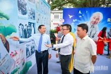 黎国明同志向各位代表介绍图片展。