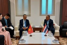 越南驻泰国大使潘志成与农磨兰普府府尹苏维特·陈旺举行工作会谈。