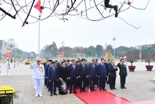 越南党和国家领导人入陵瞻仰胡志明主席遗容。