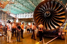 全球多地航空专家参观考察越南航空维修站点。