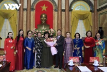 国家主席武文赏和越南女企业家协会代表。（图片来源：越南之声）