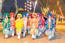 在顺化皇城夜间的传统长衣秀。