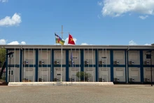 越南国旗与中非共和国的国旗在EUTM RCA指挥所迎风飘扬。（图片来源：EUTM RCA的越南工作组）