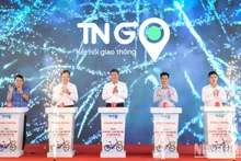 河内市领导代表与智南公司领导按钮开通公共自行车服务。