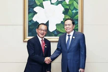 越南国会主席陈青敏（右）与新加坡国会议长谢建平。