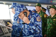 梁高凯大校与中国海警通电话。（图片来源：《人民军队报》）