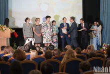 越南驻俄大使邓明魁为俄罗斯各所大学越南语教师颁发感谢信。（春兴 摄）