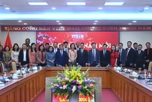 越南通信传媒部部长阮孟雄走访慰问到越南通讯社。