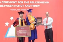 胡志明市市委副书记向瑞士西北应用科学和艺术大学赠送“越南书柜” 。