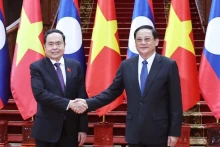 越南国会主席陈青敏会见老挝总理宋赛·西潘敦。