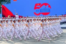 纪念越南南方解放、国家统一50周年庆典阅兵场景。