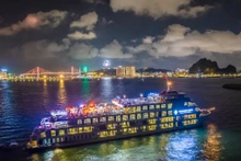 下龙湾上的夜间游船。（图片来源：广宁报）