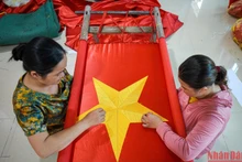 慈云村村民通过缝制国旗体现爱国情怀。