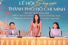 胡志明市旅游局局长阮氏映花发表讲话。