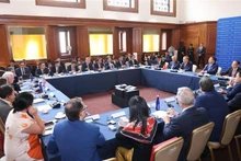 越共中央总书记、国家主席苏林会见哥伦比亚大学专家学者现场。（图片来源：越通社）