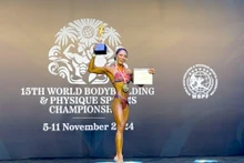 阮氏金冈运动员在身高1.65米以上女子健身和健体比赛中获得2枚金牌。（图片来源：《同奈报》）