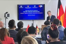 德国企业代表在研讨会上发表讲话。（图片来源：越通社）