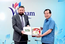 越南国家旅游局副局长何文超与法语国家及地区国际组织（OIF）亚太地区办事处代表。