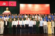 各位代表在见面会上合影留念。（图片来源：前锋报）
