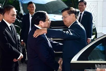 越南政府总理范明正迎接老挝人民革命党中央总书记、国家主席通伦·西苏里。