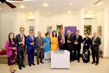 越南外交部副部长黎氏秋姮（左六）与各位代表合影。（图片来源：越通社）