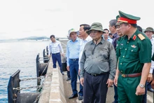 范明正总理来到富国国际客运港投资项目视察。（图片来源：baochinhphu.vn）