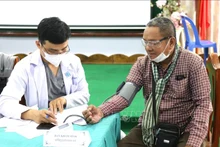 为贫困柬埔寨人民和越裔柬埔寨人开展义诊活动。（图片来源：越通社）