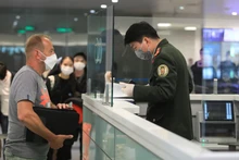 国际游客在内排国际航空港办理入境越南手续。