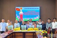 《人民报》社向同塔省优抚家庭赠送春节礼物。