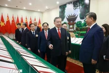 越共中央总书记苏林和中共中央总书记、中国国家主席习近平共同见证两国合作文件的展示。（图片来源：越通社）