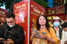 财神节人民从早晨起就排队购买黄金【组图】