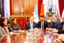 河内市国会代表团副团长阮玉俊与布宜诺斯艾利斯市领导代表。