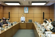国会分组讨论。