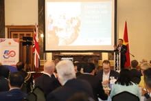 越南驻英国大使阮黄龙在会上发表讲话。（图片来源：越通社）