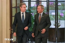 美国国务卿安东尼·布林肯（左）和新加坡外长维维安·巴拉克里希南。（图片来源：越通社）