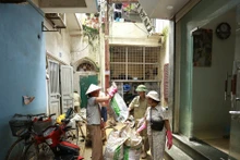 红河水退去，河内堤外受淹地区民众返回家园【组图】