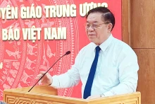 中央宣教部部长阮重义在会上发表讲话。